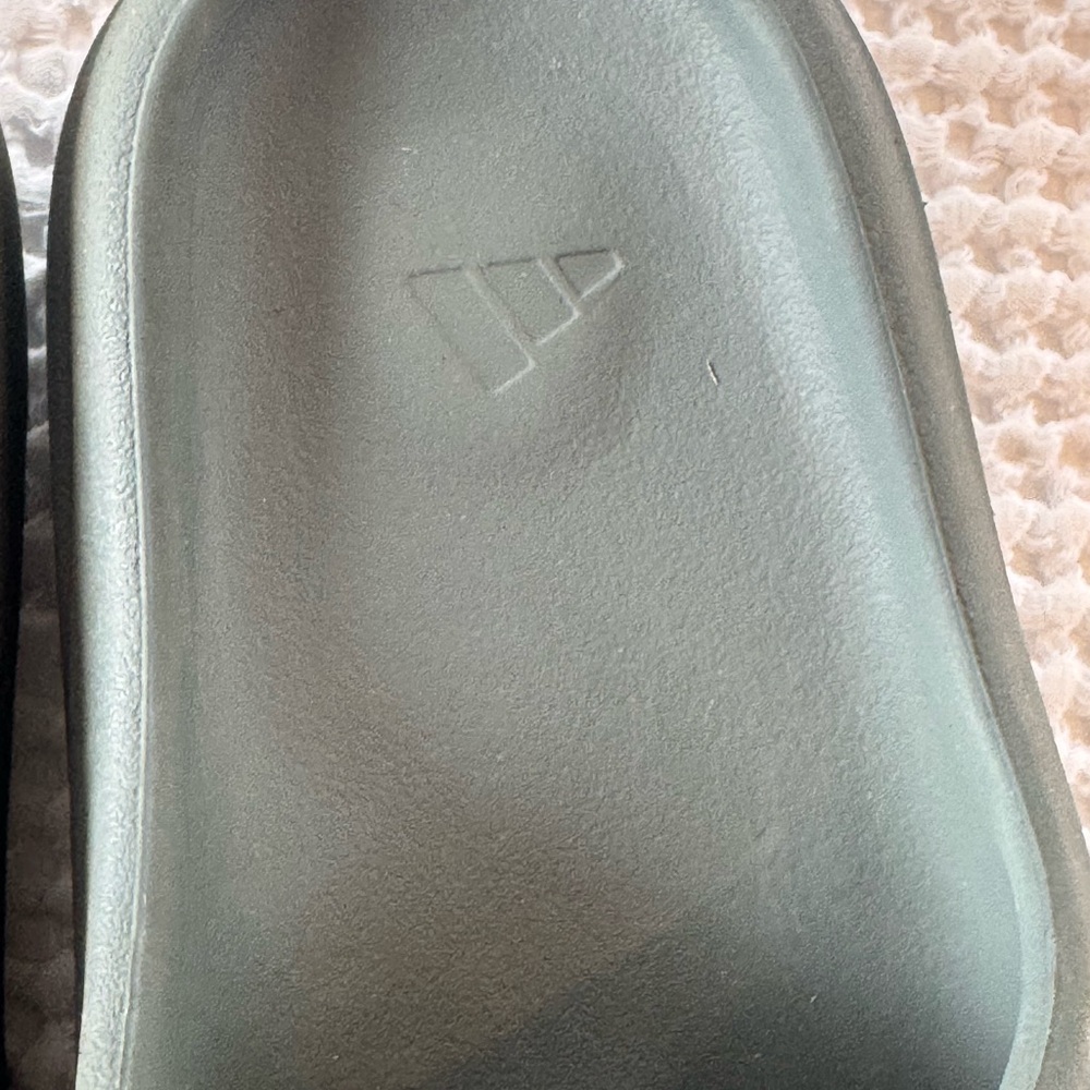 Boys Yeezy Slides - Picture 3 of 6